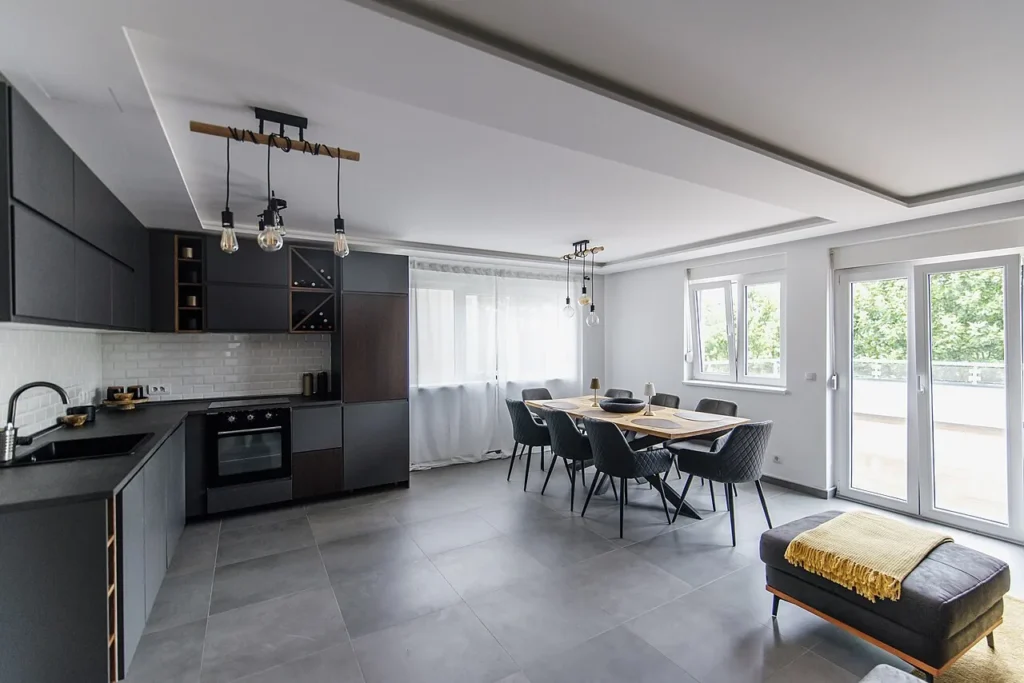 Cuisine moderne aux meubles gris anthracite, électroménager intégré